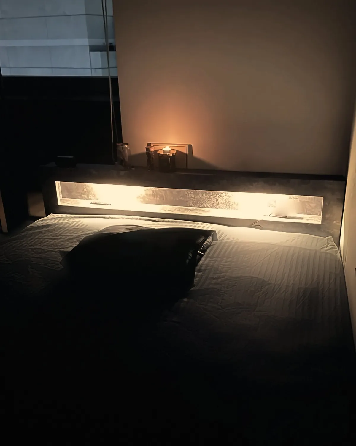 夜の施術室。キャンドルと間接照明だけの明るさ